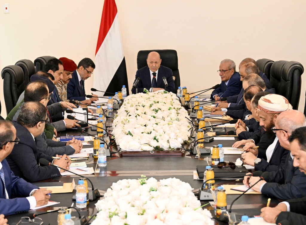 رئيس مجلس القيادة يضع مجلس الوزراء أمام أولويات وموجهات المرحلة المقبلة