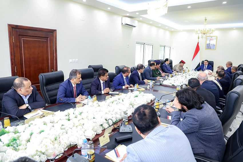 رئيس الوزراء يترأس في العاصمة المؤقتة عدن الاجتماع الأول لمجلس الوزراء