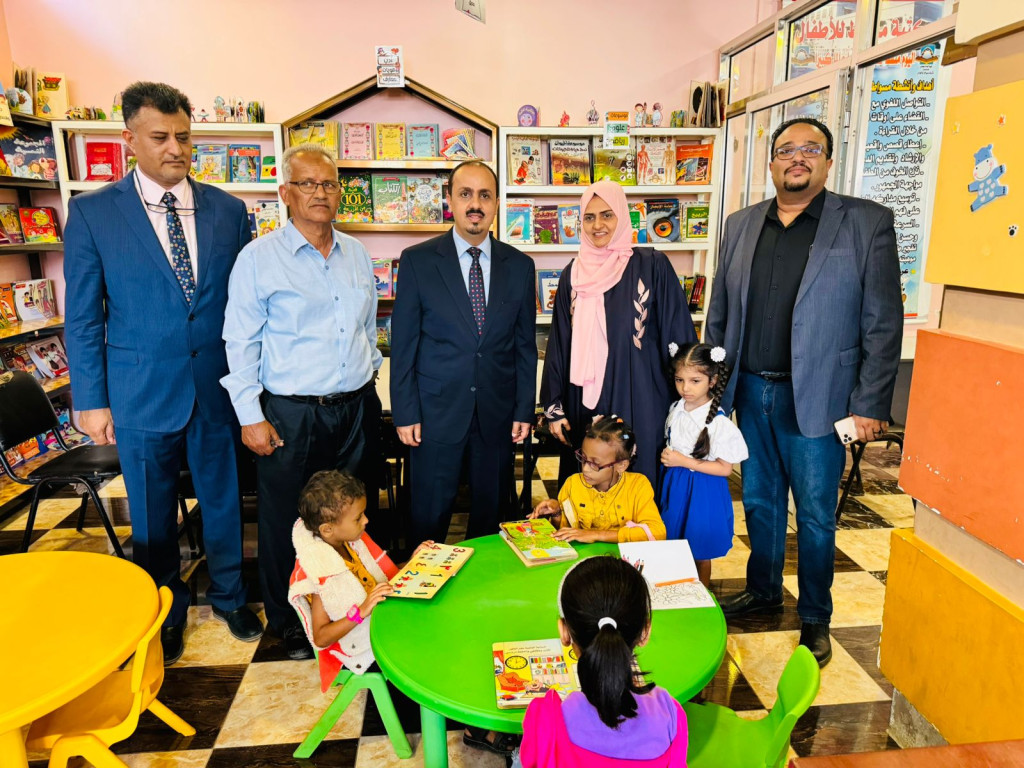 الإرياني يزور مكتبة مسواط للطفل ويرأس اجتماعاً لقيادة المكتبة