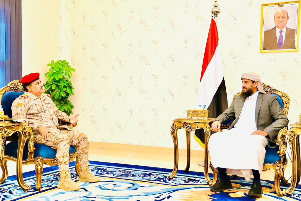 المحرّمي يناقش مع وزير الدفاع خطط وبرامج الوزارة ويشدد على اليقظة والجاهزية