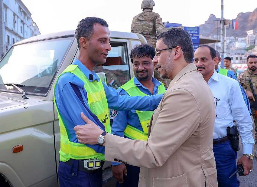 زيارة رئيس الوزراء لعدد من النقاط الأمنية ورجال المرور في عدن