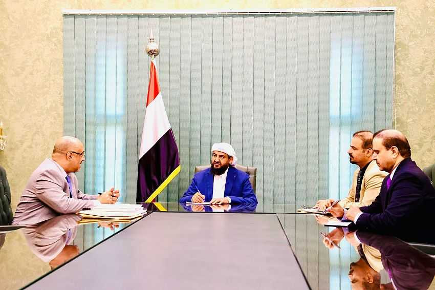 لقاء عضو مجلس القيادة الرئاسي المحرمي بوزير التخطيط والتعاون الدولي القائم بأعمال وزير الاتصالات واعد باذيب