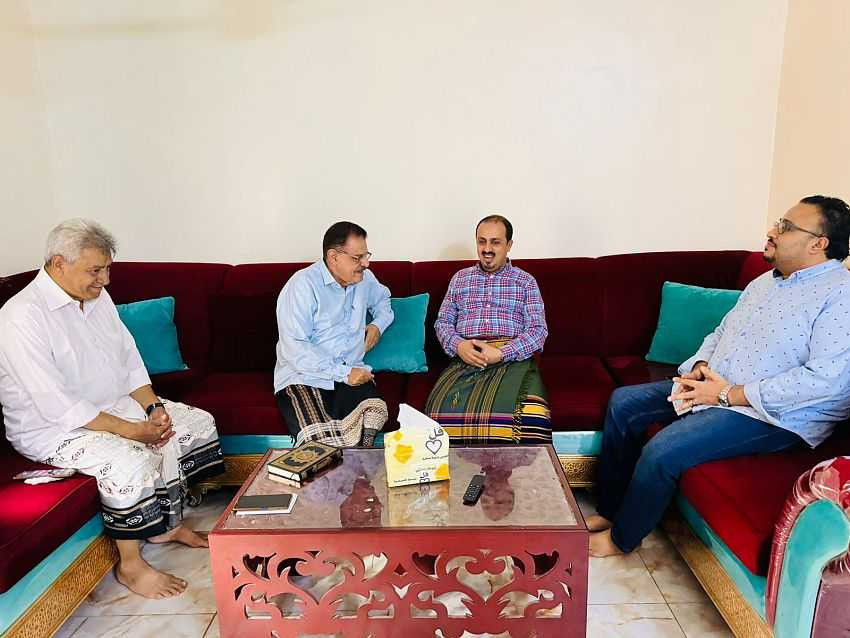 زيارة وزير الإعلام للمناضل الأزرقي في منزله بالعاصمة المؤقتة عدن