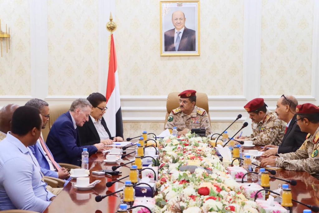 وزير الدفاع يلتقي في عدن رئيس بعثة أونمها