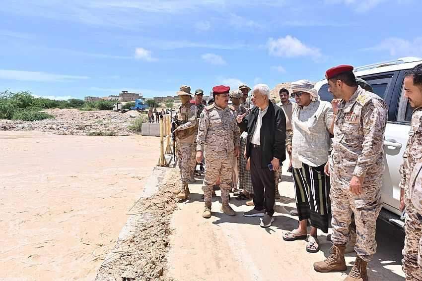اطلاع وزير الدفاع على الأضرار في عدد من الطرق والخطوط بمدينة الغيضة