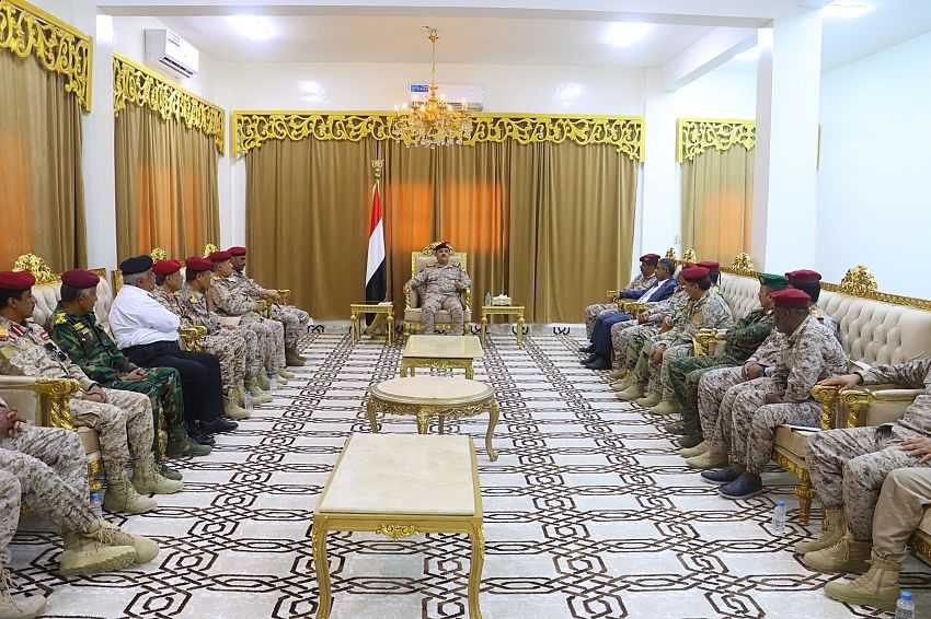 اجتماع وزير الدفاع بقيادة محور الغيضة