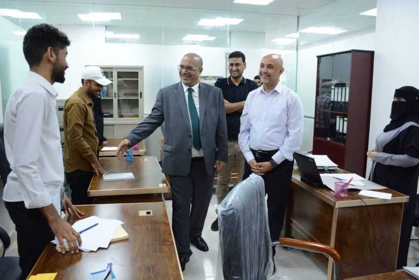 زيارة وزير التخطيط للإدارة العامة للمؤسسة العامة للاتصالات السلكية واللاسلكية بعدن