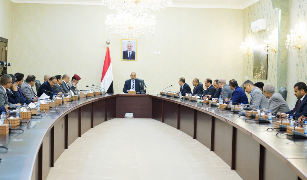 اللواء الزُبيدي يرأس اجتماعاً استثنائياً لمجلس الوزراء