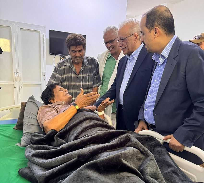 زيارة مدير مكتب رئاسة الجمهورية ومعه وزير الإعلام للفنان عوض أحمد