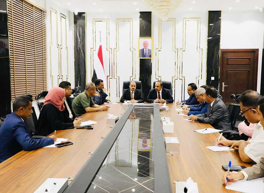 اجتماع وزير الإعلام ومحافظ حضرموت لمناقشة الأنشطة السياحية والإعلامية والثقافية بحضرموت