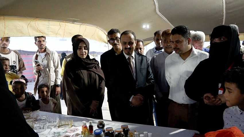 زيارة وزير الإعلام للمعرض التسويقي للأسر المنتجة ومعرض الفن التشكيلي والصور الفوتوغرافية بالمكلا