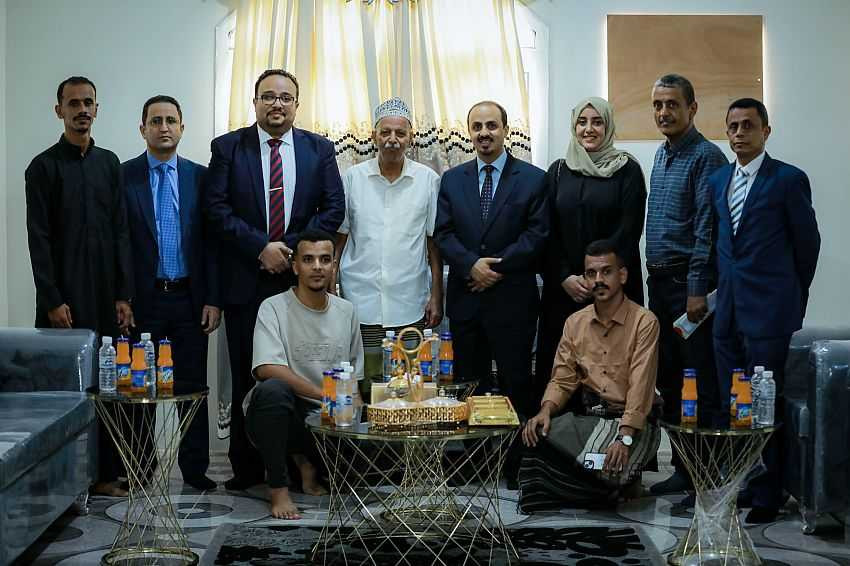 زيارة وزير الإعلام للكاتب والإعلامي اليزيدي بالمكلا