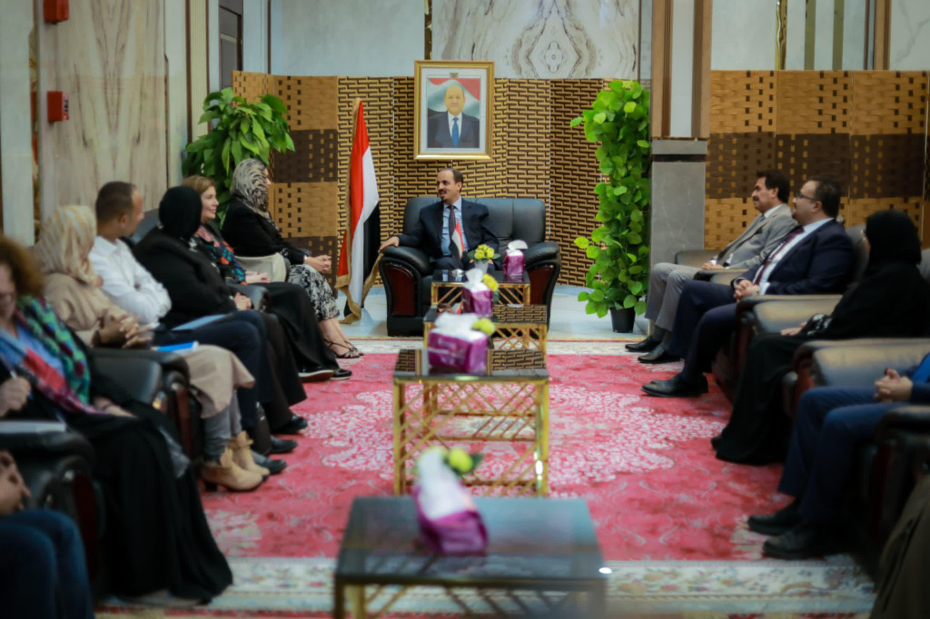 الإرياني يلتقي وفداً أممياً بالمكلا ويحث مكتب المبعوث مراجعة طريقة تعاطيه مع مليشيات الحوثي