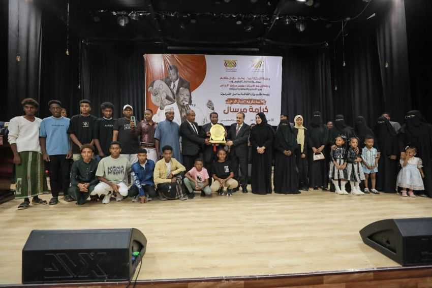 تكريم وزير الإعلام لأسرة الفنان الراحل كرامة مرسال