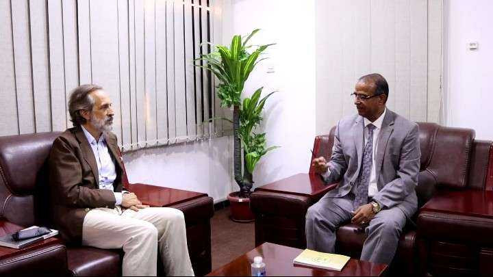 لقاء وزير الشؤون الاجتماعية والعمل مع المنسق المقيم للشؤون الإنسانية