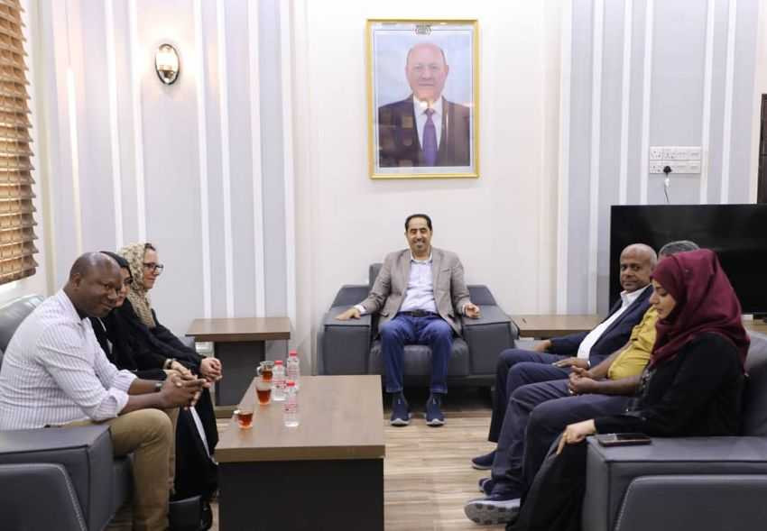 لقاء وزير الشباب والرياضة مع المسؤول الأول لمشاريع اللجنة الدولية للصليب الأحمر السويسرية