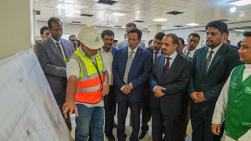 زيارة وزير الإعلام ومحافظ المهرة لتفقد سير الأعمال في مشروع مدينة الملك سلمان التعليمية والطبية بالغيضة