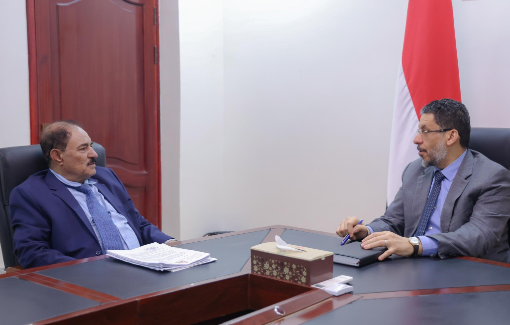 رئيس الوزراء يناقش مع محافظ الضالع أوضاع المحافظة واحتياجاتها