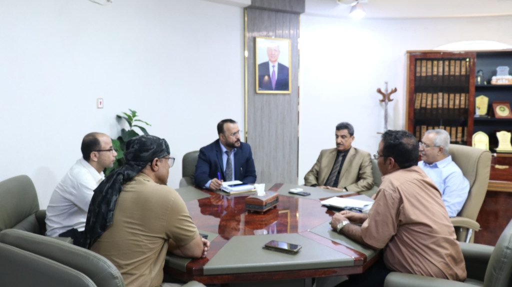 وزير الأشغال يناقش تنفيذ مشروع طريق حيوي يربط محافظتي الضالع ولحج