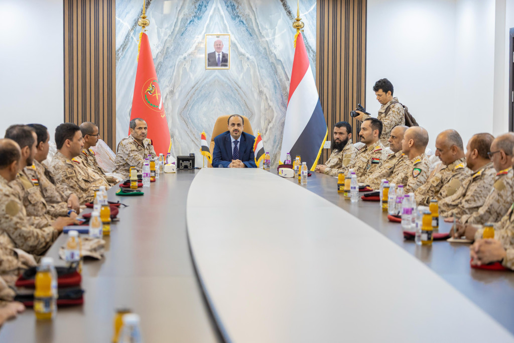 الإرياني يزور قيادة المنطقة العسكرية الخامسة بميدي ويشيد بجاهزية الأبطال