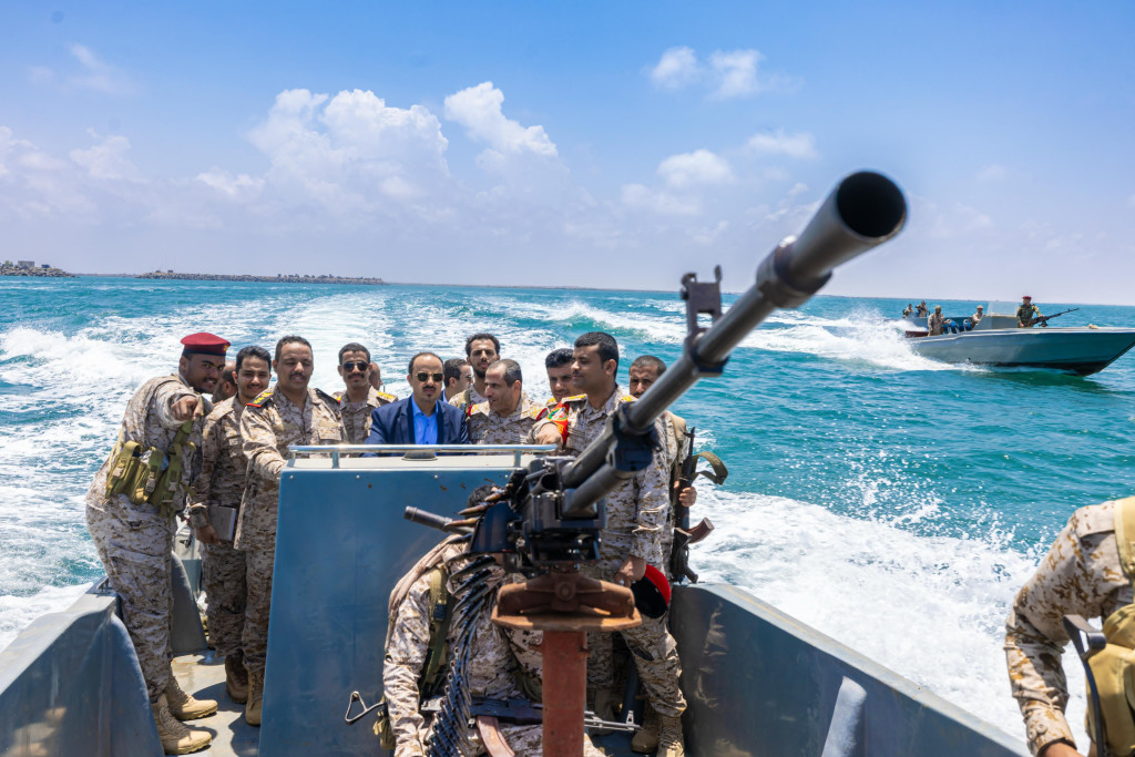 الإرياني يزور قوات التشكيل البحري بالمنطقة الخامسة ويشيد بجهوده في تأمين الجزر