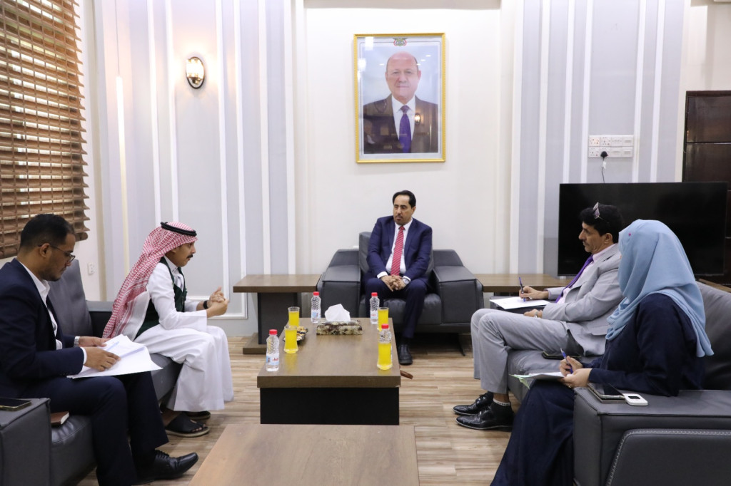 وزير الشباب والرياضة يبحث مع البرنامج السعودي التجهيزات في ملاعب الروضة والميناء والجزيرة بعدن