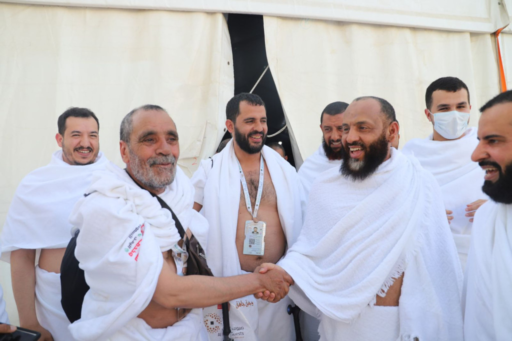 وزير الأوقاف والإرشاد يتفقد حجاج اليمن في مخيمات عرفات