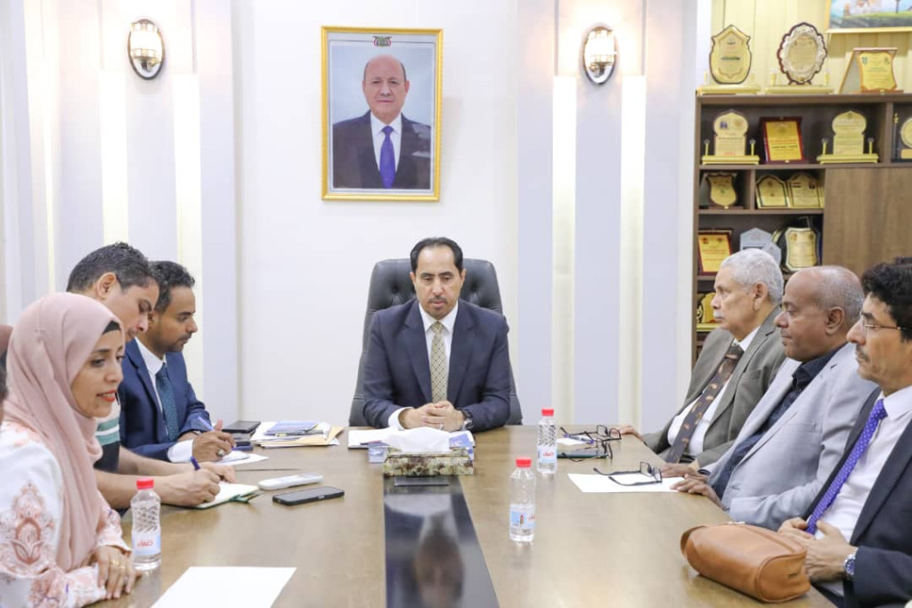 وزير الشباب والرياضة يناقش إعداد خطة الـ (100) يوم ويتفقد الانضباط الوظيفي