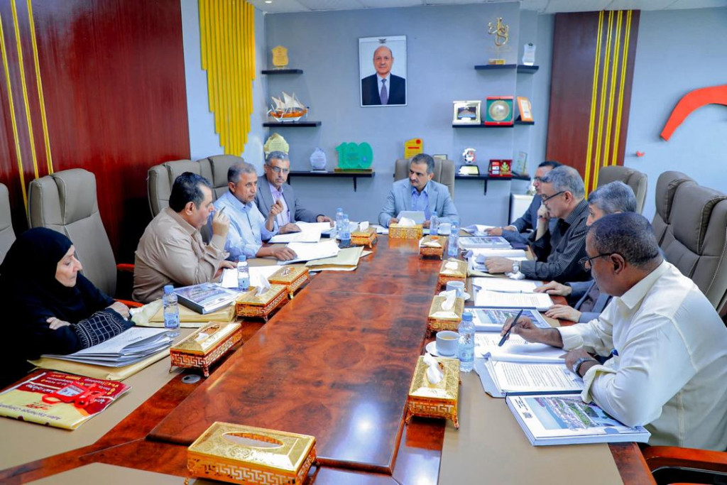 اجتماع برئاسة وزير الدولة محافظ عدن يناقش خطة أداء صندوق النظافة للعام الجاري