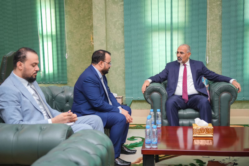 اللواء الزُبيدي يطّلع على سير عمل وزارة الأشغال ويشدد على أهمية استكمال مشاريع صيانة الطرق