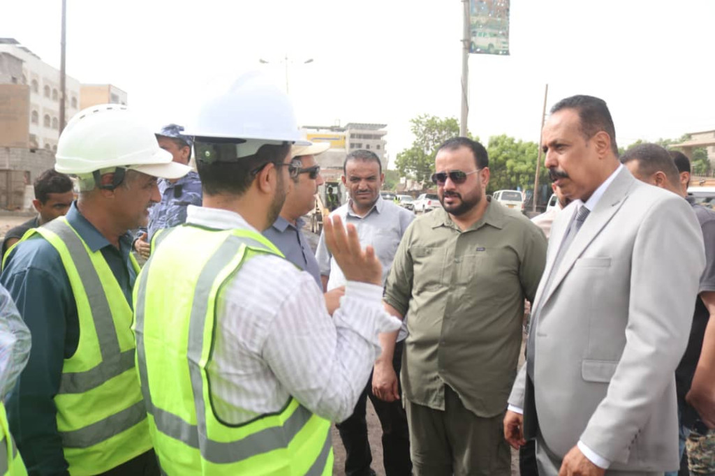 وزير الأشغال يتفقد مشروع إعادة تأهيل طريق دوار الملعب - جولة السيلة بعدن