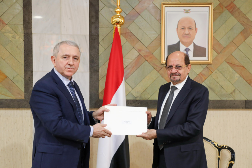 رئيس مجلس القيادة يتلقى دعوة من الرئيس الأذربيجاني لحضور القمة الافتتاحية للدورة الـ 13 للمنتدى الحضري العالمي