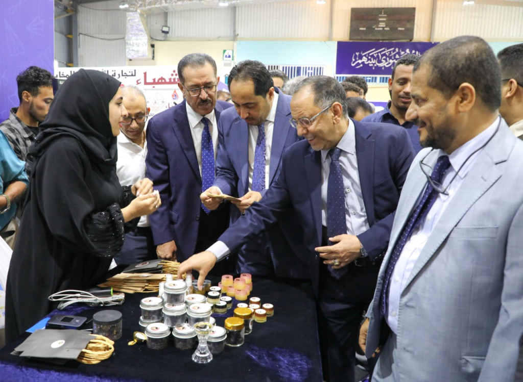 الأشول والبكري يفتتحان معرض نادي رجال الأعمال في عدن