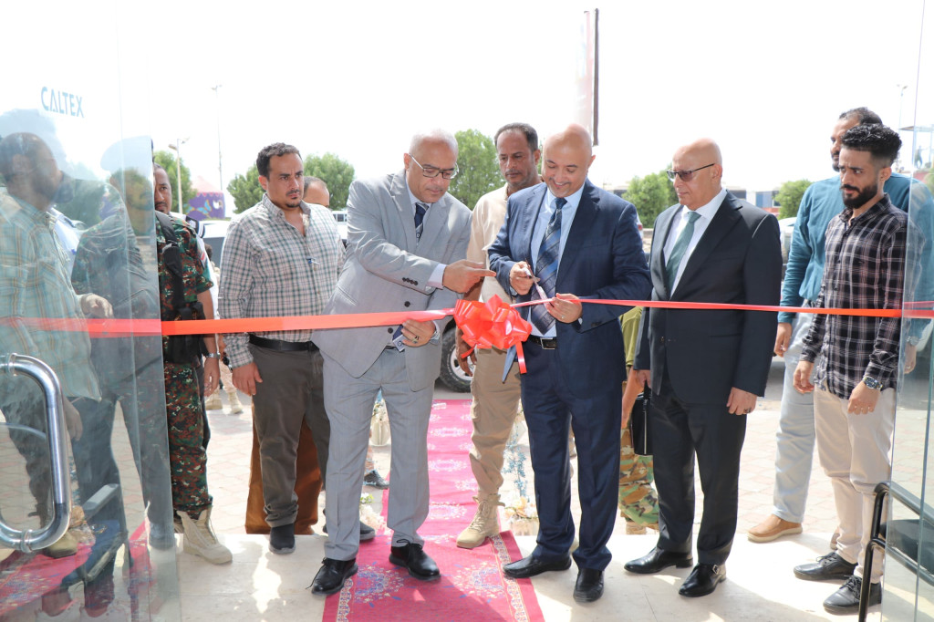 الوزير باذيب يدشن في عدن نقاط بيع أجهزة وخدمات "ستارلينك"