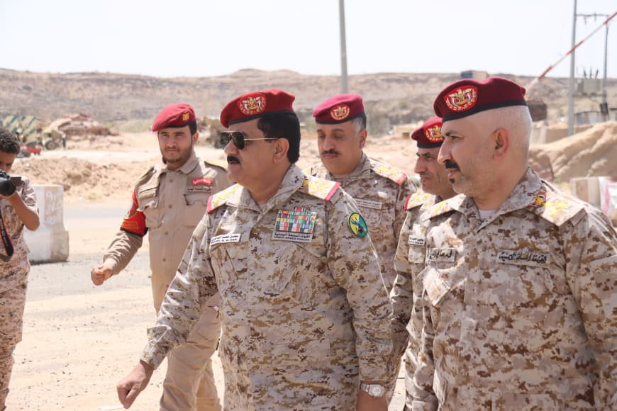 وزير الدفاع يتفقد وحدات محور الرزامات بصعدة
