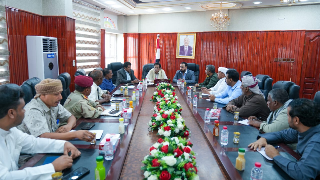 محافظ المهرة ووزيرا الأشغال والصناعة والتجارة يترأسان اجتماعاً للجنتي الطوارئ ومراقبة الأسعار