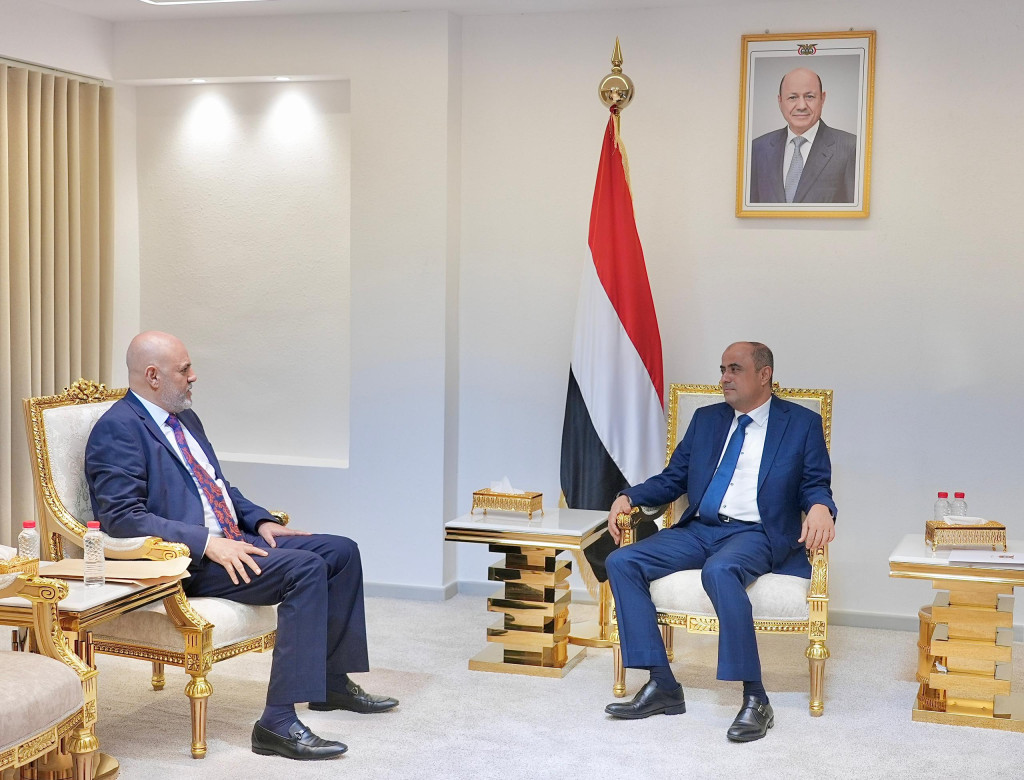 رئيس الوزراء يوجه قيادة محافظة تعز بانتهاج رؤية غير تقليدية لمعالجة التحديات وضبط تحصيل الإيرادات