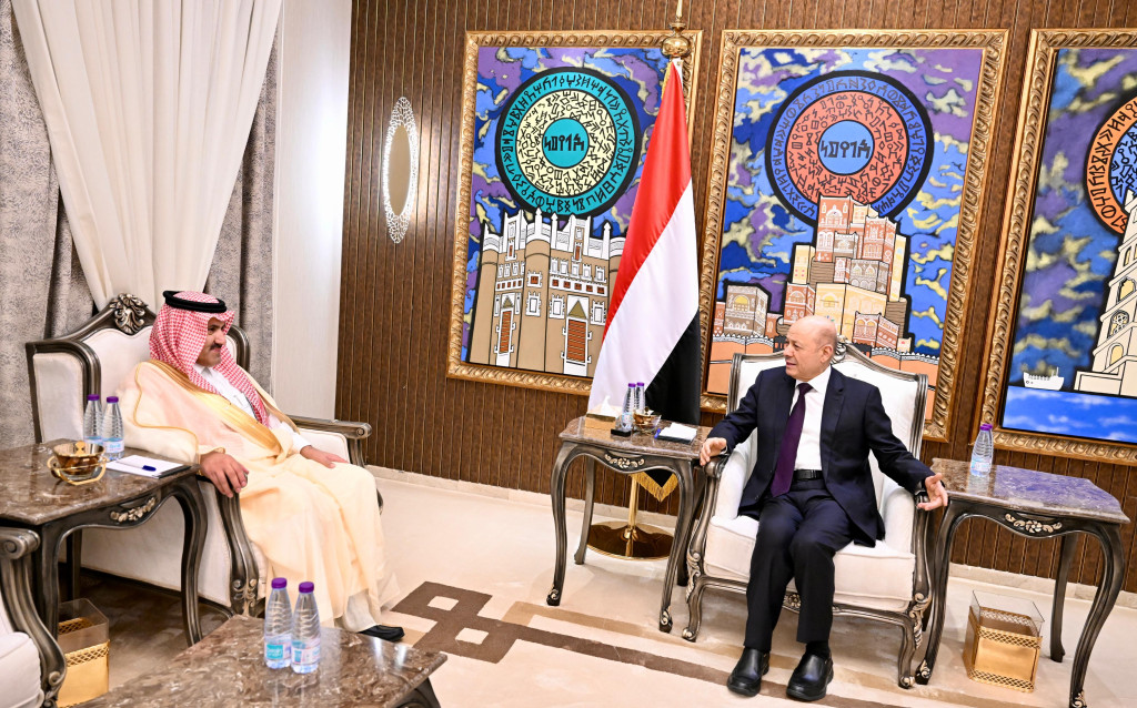 رئيس مجلس القيادة يستقبل سفير المملكة العربية السعودية