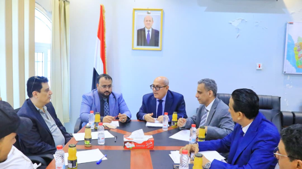 اجتماع بعدن يناقش تنسيق الجهود لتنفيذ مشاريع الطرق في المحافظات