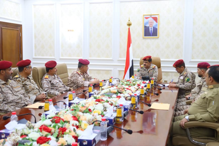 وزير الدفاع يعقد اجتماعاً بقيادة محور تعز والوحدات التابعة له