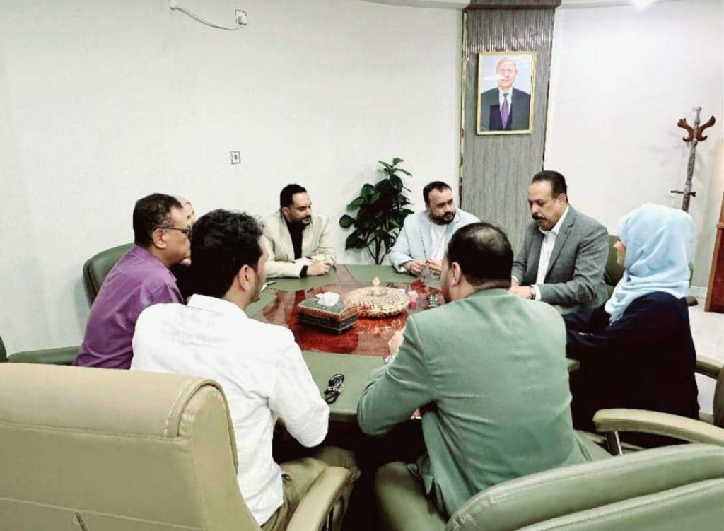 وزارة الأشغال توقع عقوداً لترميم وصيانة الطرق المتضررة في عدن