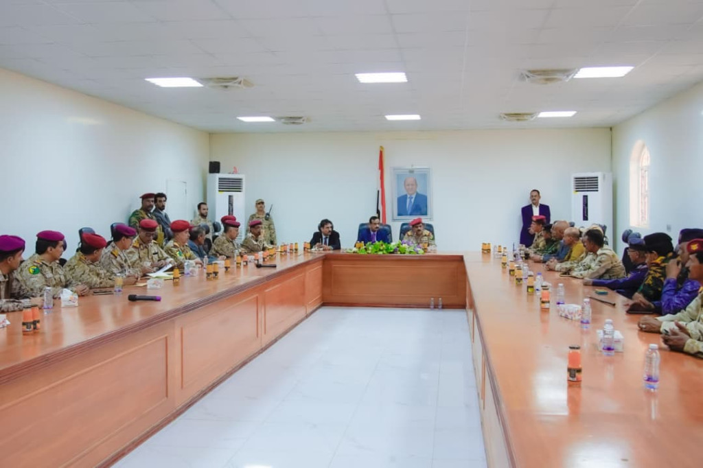 وزير الدفاع ومحافظ شبوة يترأسان اجتماعاً للجنة الأمنية في محافظة شبوة