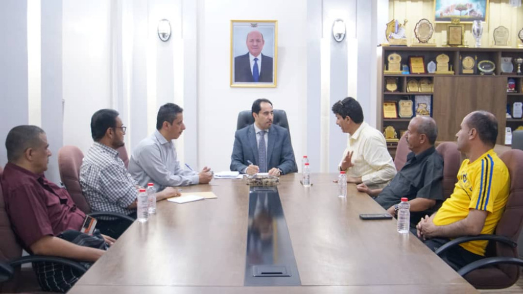 وزير الشباب والرياضة يناقش سبل استكمال ملاعب تعز والضالع ولحج وأبين
