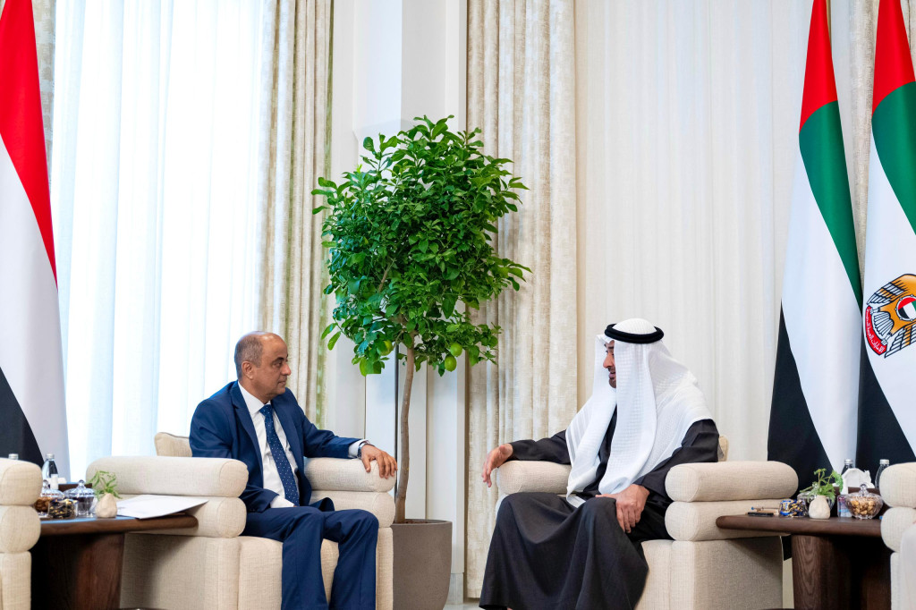 الرئيس الإماراتي يستقبل في قصر الشاطئ رئيس مجلس الوزراء
