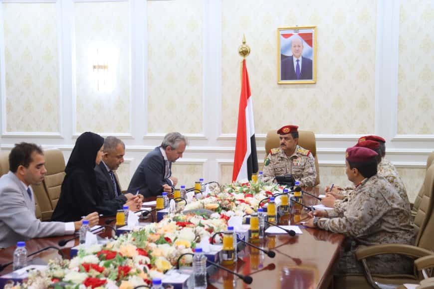 وزير الدفاع يبحث التعاون المشترك مع بعثة الصليب الأحمر