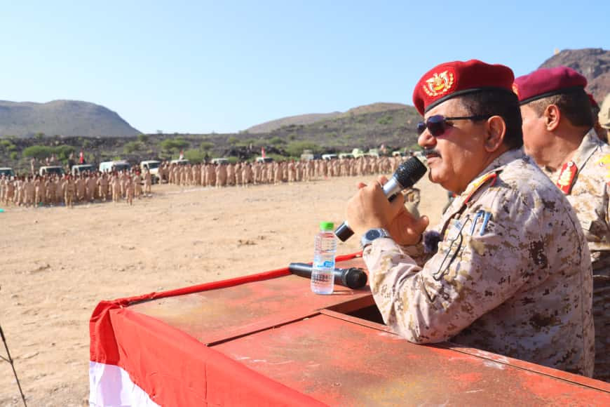 وزير الدفاع يطلع على الجاهزية القتالية والفنية لمحور أبين العملياتي