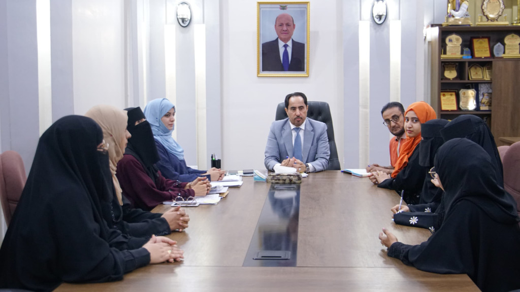 وزير الشباب يناقش مع رائدات الأعمال إقامة بازار في عدن ويوجه بتكريم اللاعبة إيمان محمد