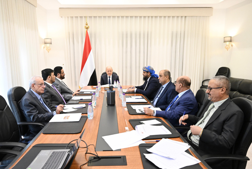 مجلس القيادة الرئاسي يجتمع بالسلطات المحلية ويؤكد أولوية توحيد الموارد وتعزيز الأمن والخدمات