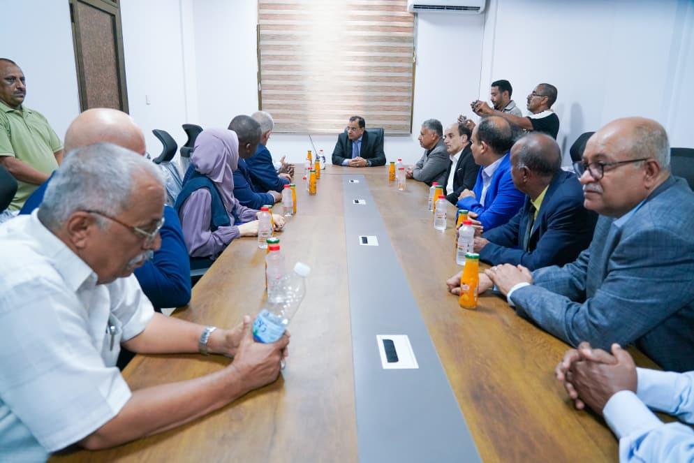 الوزيران السقطري والوالي يتفقدان سير العمل في المشاريع الإنشائية في المجمع الزراعي بعدن