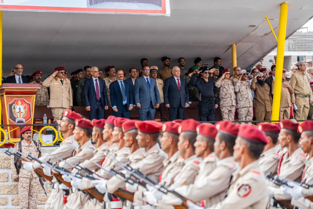 وزير الدفاع يشهد حفل تخرج الدفعة ٥٢ كلية حربية في عدن